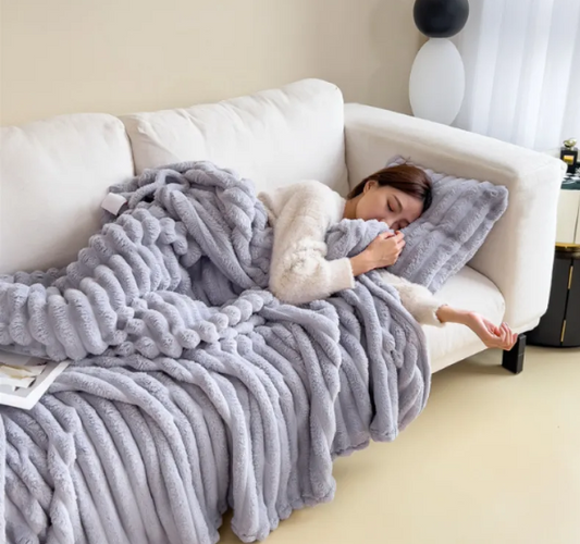 Soft Bubble Velvet Throw Blanket – Cozy Lightweight Blanket for Sleep & Relaxation